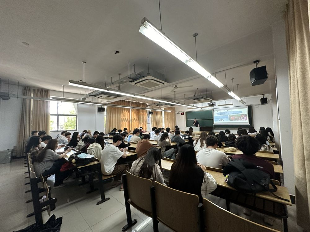 彩乐园(中国)科技集团在南京邮电大学通达学院举办讲座